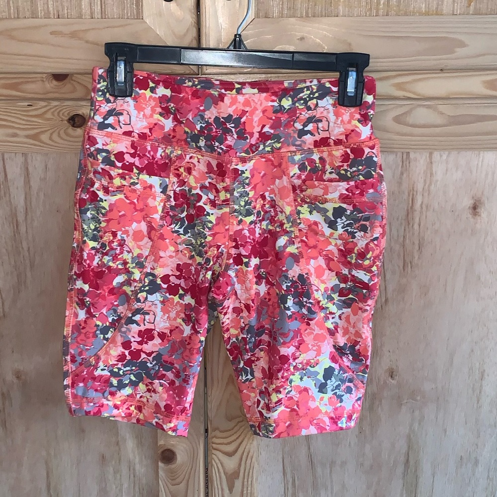 Live Well (Cato) NWT floral active shorts size XS